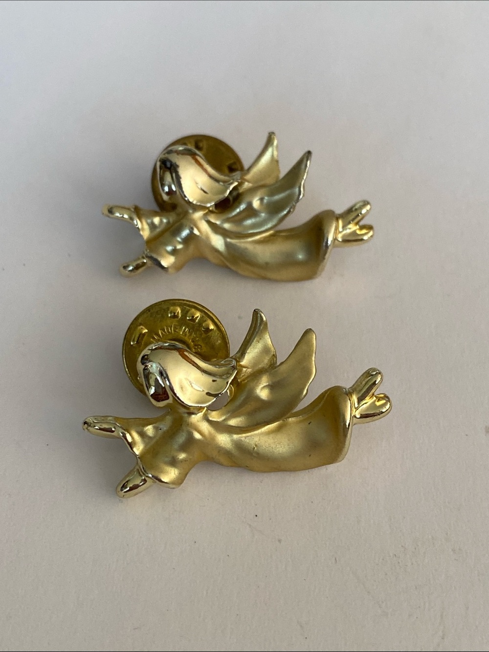 Giglio set of two angel 😇 brooches vintage jewelry